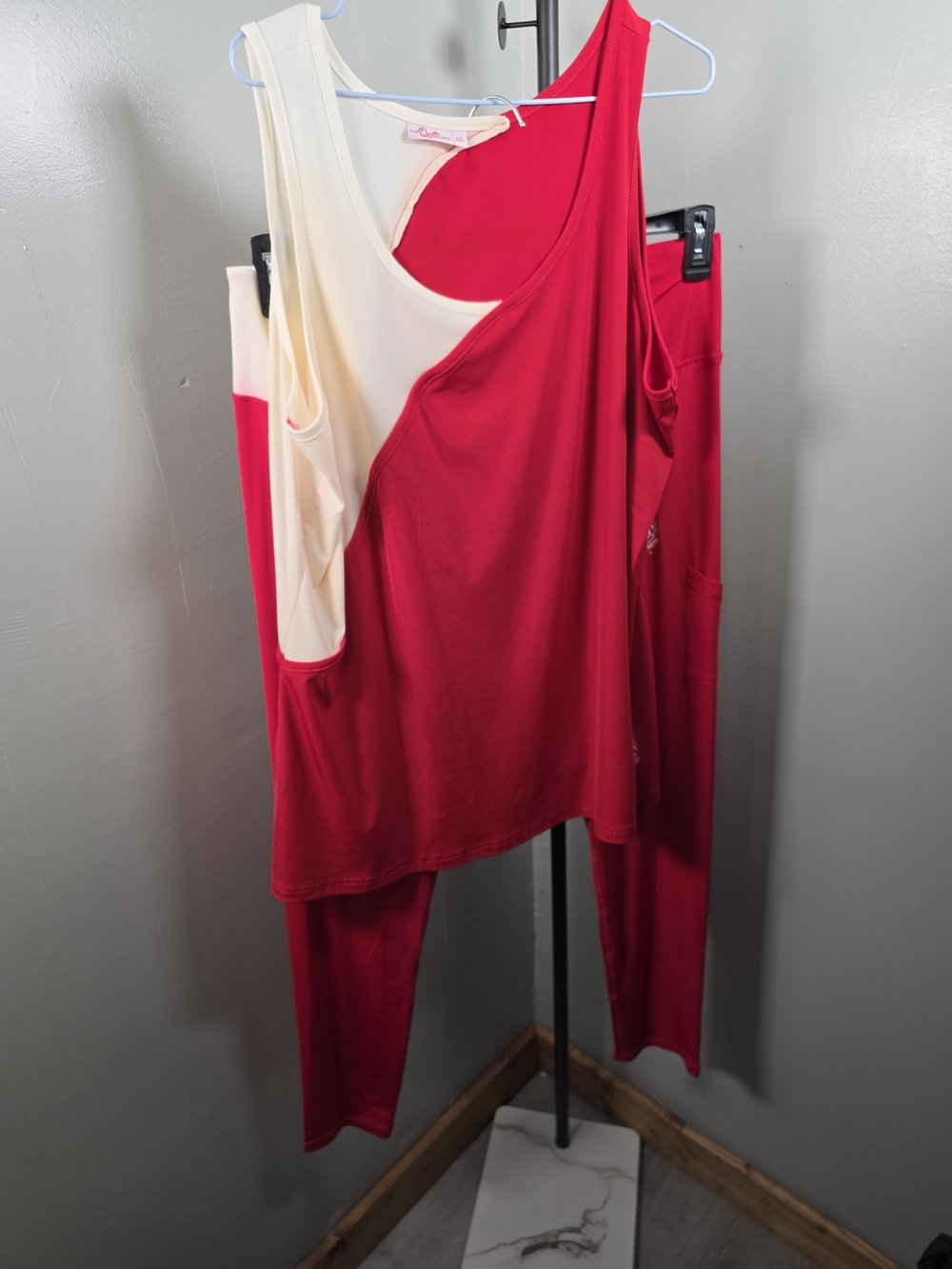 Delta Red and Cream Colorblock Leggings Set